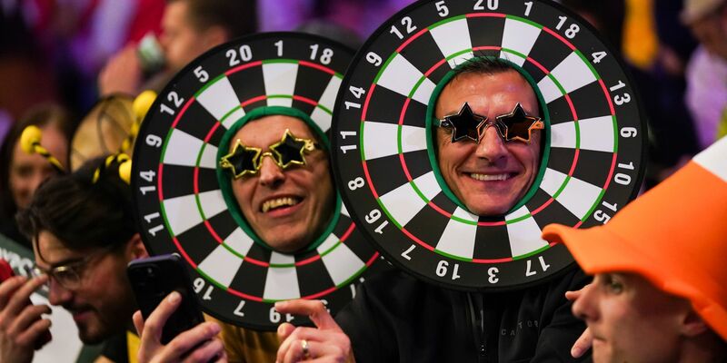 Steht im WM-Halbfinale: Chris Dobey. - Foto: Alberto Pezzali/AP/dpa