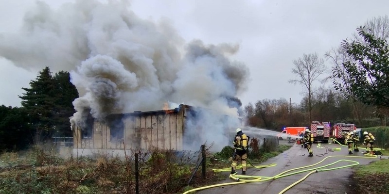FW-E: Brand eines leerstehenden Gebäudes - langwieriger Einsatz für die Feuerwehr - Foto: presseportal.de