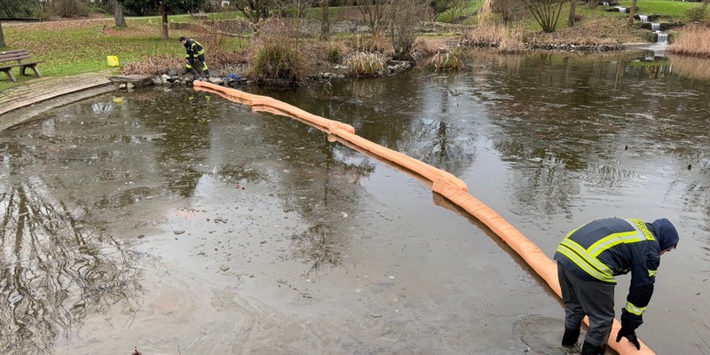 FW Bad Honnef: Ölfilm auf einem Teich ruft Feuerwehr auf den Plan - Foto: presseportal.de