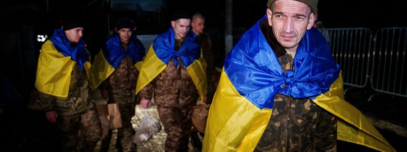 189 ukrainische Kriegsgefangene sind aus Russland heimgekehrt. - Foto: Evgeniy Maloletka/AP/dpa