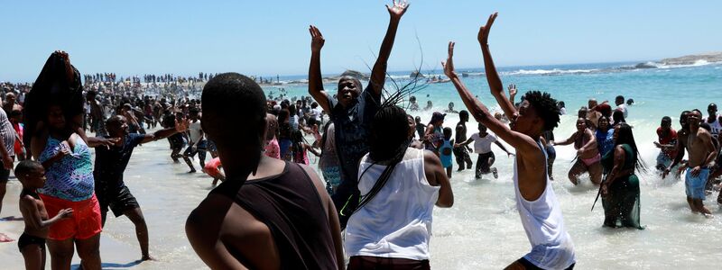 Sommer, Sonne, Spaß: An Neujahr ist in Südafrika Urlaubslaune angesagt (Archivbild). - Foto: Nardus Engelbrecht/AP/dpa