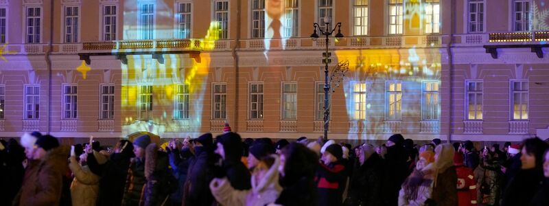 Landesweit verfolgen Menschen an Silvester die Neujahrsrede des russischen Präsidenten (Archivbild). - Foto: Dmitri Lovetsky/AP