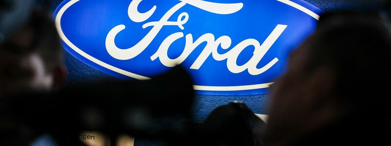 Das Ford-Logo im strahlenden Blau. Die Gegenwart sieht düster aus bei Ford Deutschland. - Foto: Christoph Reichwein/dpa