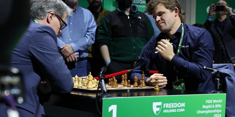 Magnus Carlsen trat zur Blitzschach-WM doch an, in Jeans. - Foto: Seshadri Sukumar/ZUMA Press Wire/dpa