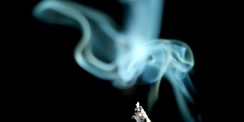 Einer Schätzung britischer Forscher zufolge kostet das Rauchen einer einzigen Zigarette im Schnitt 20 Minuten Lebenszeit. (Archivbild) - Foto: Karl-Josef Hildenbrand/dpa/dpa-tmn