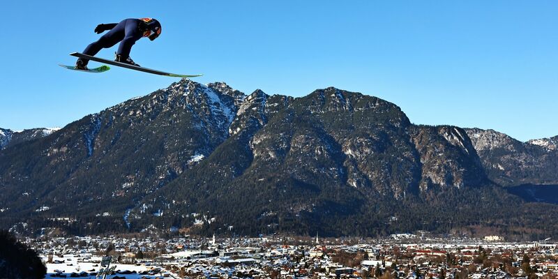 Der Vorjahreszweite Wellinger kommt nicht auf Touren. - Foto: Daniel Karmann/dpa