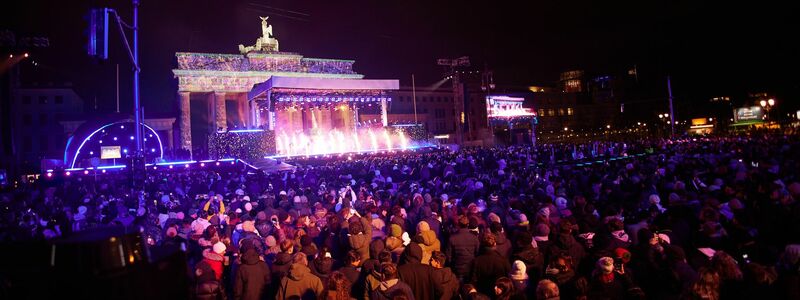 Tausende kamen zur Silvesterparty am Brandenburger Tor. (Foto aktuell) - Foto: Joerg Carstensen/dpa