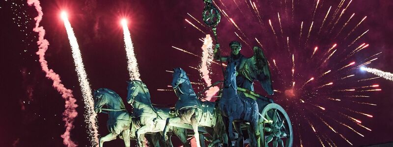 Mit einem großen Feuerwerk wurde das neue Jahr begrüßt. - Foto: Joerg Carstensen/dpa