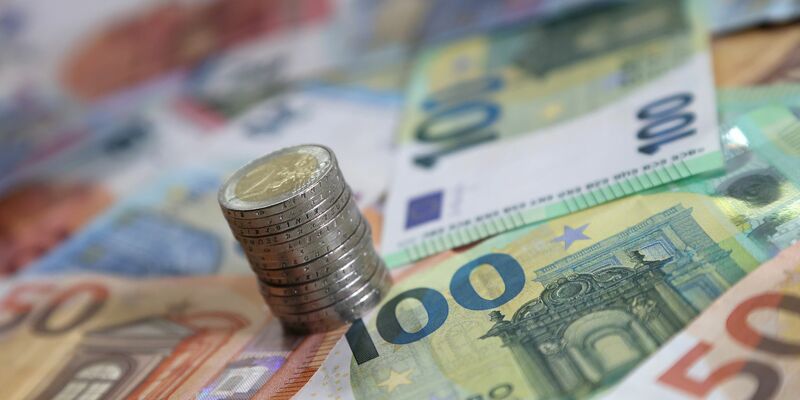 Krankenkasse, Heizen, Tanken - vieles wird 2025 teurer. Es gibt aber auf der anderen Seite auch Entlastungen. - Foto: Karl-Josef Hildenbrand/dpa