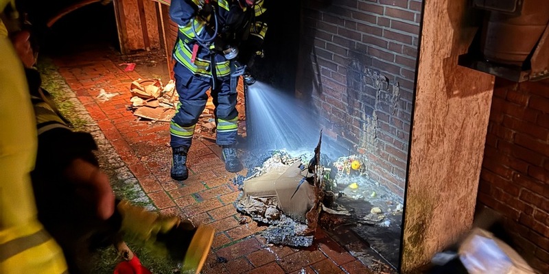 FFW Fredenbeck: Feuer an Mülltonnen droht auf Wohnhaus überzugreifen - Foto: presseportal.de