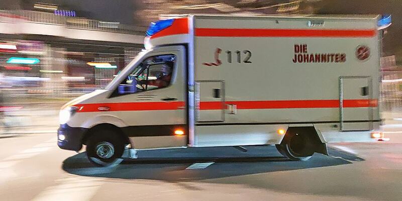 Rettungswagen im Einsatz bei Nacht am 01.01.2025 (Symbolbild) - Foto: über dts Nachrichtenagentur