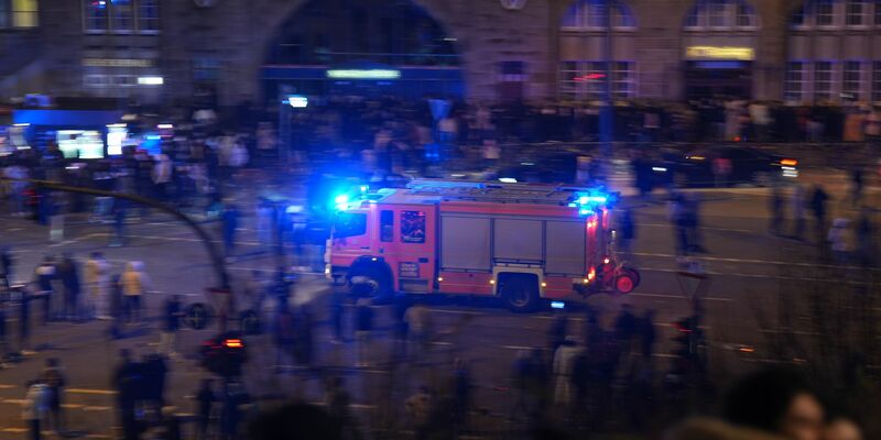 In Hamburg gab es in der Silvesternacht einige Notfälle - unter anderem einen tödlichen Unfall. (Foto aktuell) - Foto: Marcus Brandt/dpa
