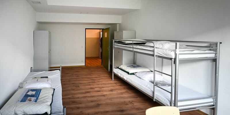 Viele Betten in den Erstaufnahmen der Länder stehen derzeit leer. (Archivbild) - Foto: Heiko Rebsch/dpa