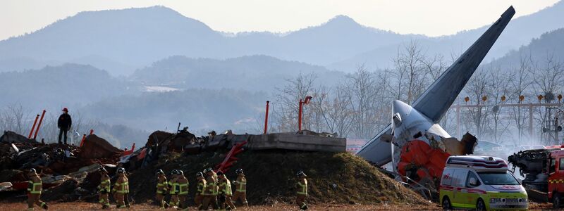 Experten sehen die mit Erde aufgeschüttete Mauer am Ende als Grund für das katastrophale Ausmaß des Unglücks.  - Foto: YONHAP/dpa