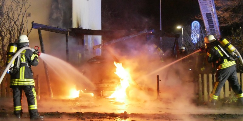 FW Celle: 13 Einsätze in den ersten Stunden des neuen Jahres / Carport und PKW brennen in Vollbrand - Feuer greift auf Gebäude über - Foto: presseportal.de