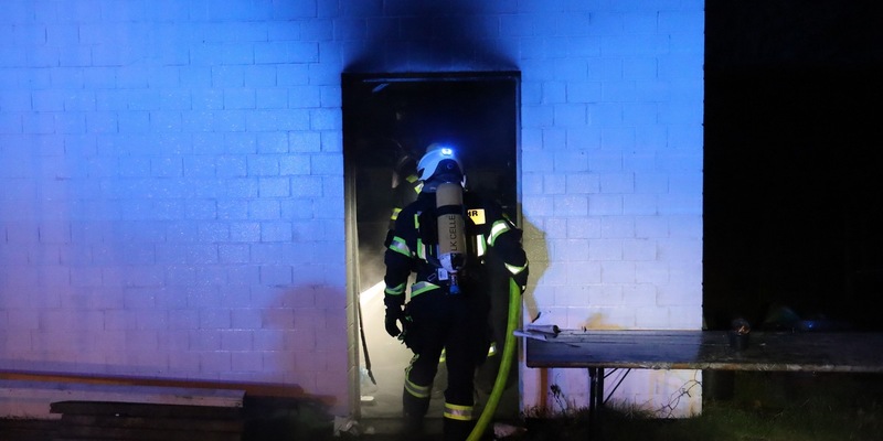 FW Hambühren: Einsatzreicher Neujahrsmorgen für Hambührener Feuerwehren / Garagenbrand schnell unter Kontrolle - Foto: presseportal.de