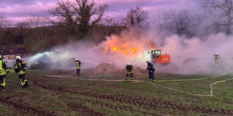 FW-EN: Über 100 Strohballen in Flammen - unruhiger Jahreswechsel für die Hattinger Feuerwehr - Foto: presseportal.de