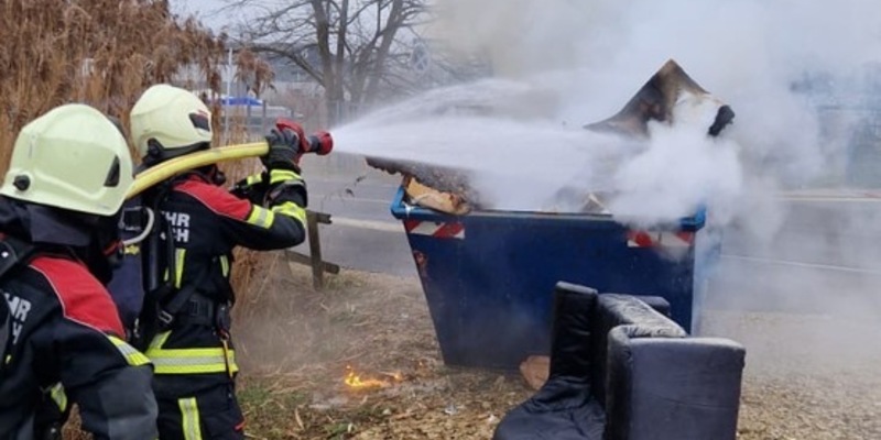 FW Allensbach: B1 Container - Foto: presseportal.de