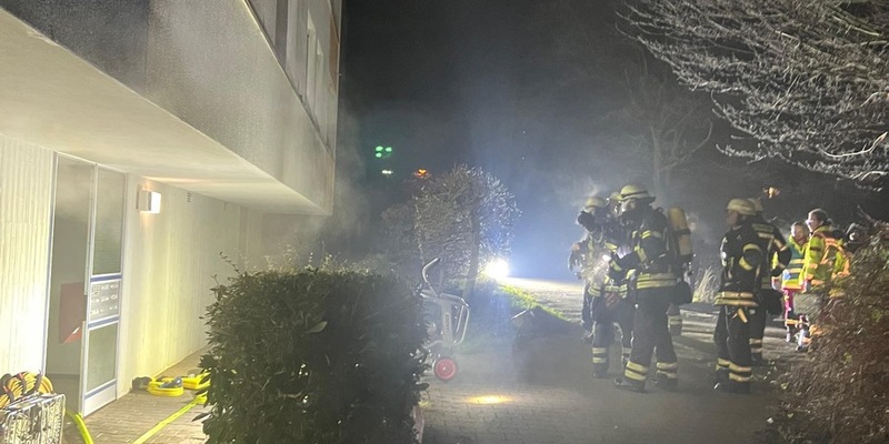 FW Pforzheim: Viele Einsätze in der Silvesternacht für die Feuerwehr Pforzheim - Steinwurf auf ein Einsatzfahrzeug - Foto: presseportal.de