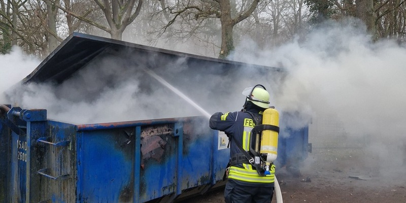 FW Celle: Aufwendige Löscharbeiten bei Containerbrand - Foto: presseportal.de