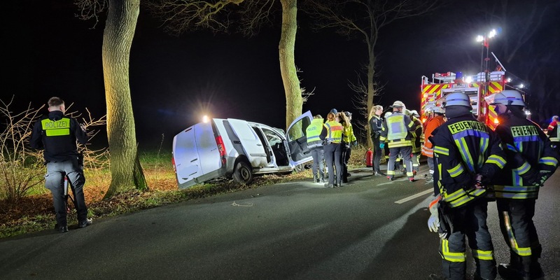 FFW Schiffdorf: Schwerer Verkehrsunfall auf der Kreisstraße 61 - 39-jähriger Fahrer verstirbt noch an der Unfallstelle - Foto: presseportal.de