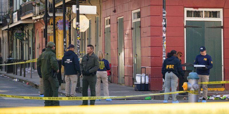 Ein Auto ist in New Orleans in eine Menschenmenge gerast - zehn Menschen starben. - Foto: Matthew Hinton/AP/dpa