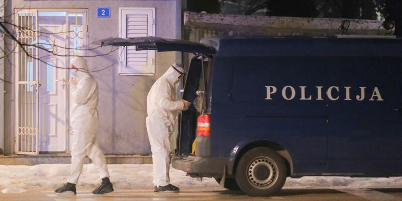 Polizisten sind am Tatort im Einsatz.  - Foto: Risto Bozovic/AP/dpa