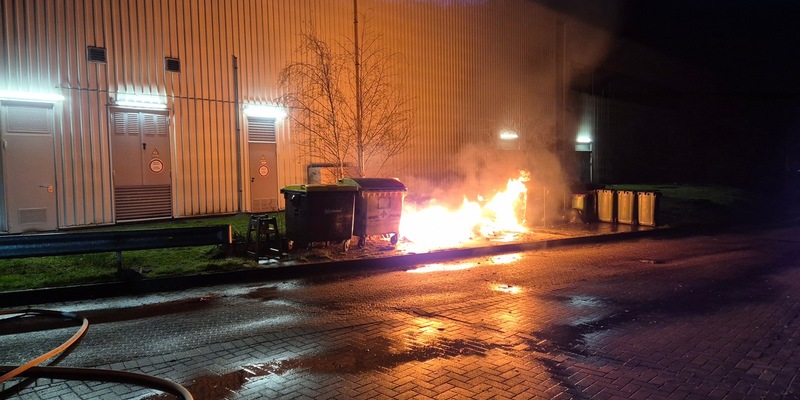 FFW Schiffdorf: Mülltonnen hinter Modegeschäft stehen in Flammen - Aufmerksame Passanten alarmieren die Feuerwehr - Foto: presseportal.de