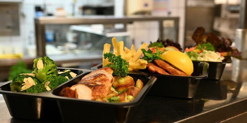 Gastrobetriebe sollten ihre Kunden aktiv über ihre Mehrwegangebote informieren. (Archivbild) - Foto: Harald Tittel/dpa