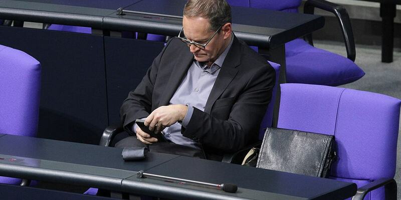 Michael Müller mit Smartphone (Archiv) - Foto: über dts Nachrichtenagentur