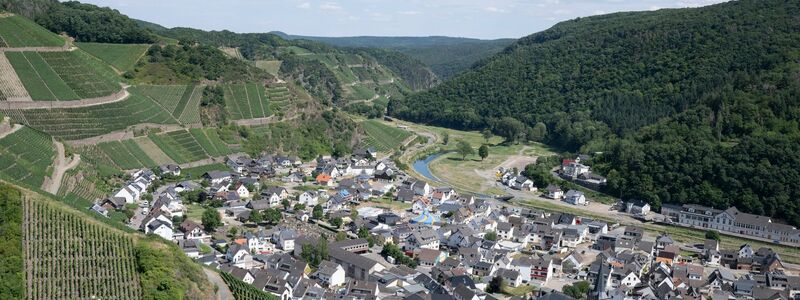 Zu den Top-Zielen '25 gehört für das Magazin «Condé Nast Traveller» das im Juli 2021 weitgehend zerstörte Ahrtal in Rheinland-Pfalz. (Archivbild) - Foto: Boris Roessler/dpa