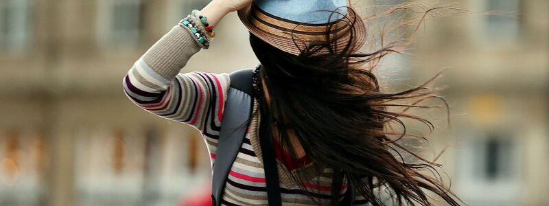 Es gibt Tage (oder das ganze erwachsene Leben), da ist man einfach durch den Wind - keine Sorge, das ist so sympathisch, das Mode-Experten diesen Look nun zum Trend erklären. (Symbolbild) - Foto: Oliver Berg/dpa/dpa-tmn