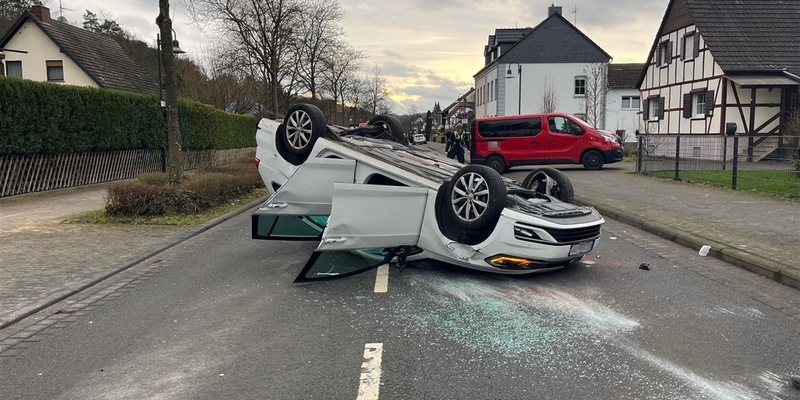 POL-RBK: Rösrath - Pkw-Fahrerin bei Alleinunfall leicht verletzt - Foto: presseportal.de