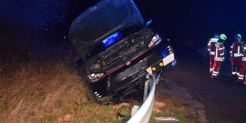 POL-NI: Rodenberg - PKW kommt nach Verkehrsunfall auf Schutzplanke zum Stehen - Foto: presseportal.de