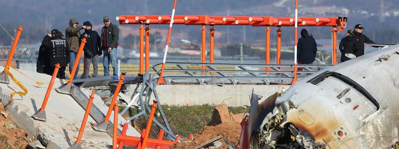 Im Fokus steht eine Mauer am Ende der Landebahn, an der das Flugzeug zerschellte. - Foto: -/YONHAP/dpa