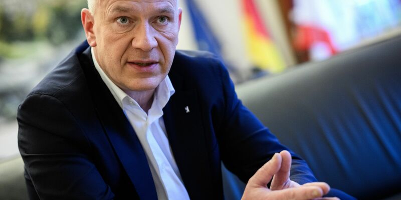 Bürgermeister Kai Wegner richtet nach Silvesternacht Appell an den Bund. (Archivbild) - Foto: Bernd von Jutrczenka/dpa