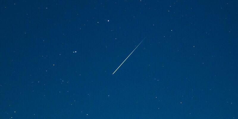Erst im Dezember waren die Geminiden (im Bild über Brandenburg) zu sehen, nun folgen direkt zum Jahresbeginn die Sternschnuppen der Quadrantiden. (Symbolbild) - Foto: Patrick Pleul/dpa