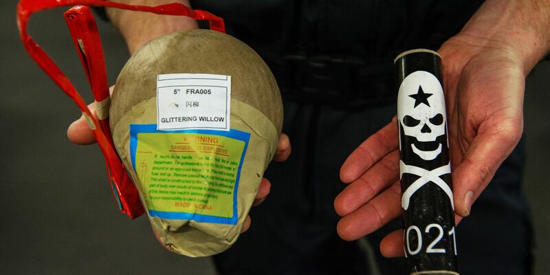 Illegale Feuerwerkskörper können schwere oder sogar tödliche Verletzungen verursachen (Archivbild). - Foto: Andreas Arnold/dpa