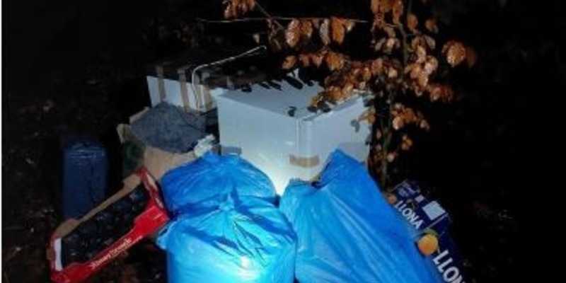 POL-SE: Wedel - Kühlschränke und Plastikmüll im Feldweg entsorgt - Polizei sucht Zeugen - Foto: presseportal.de