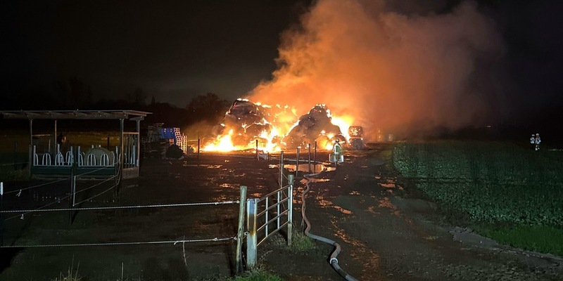 POL-DU: Bergheim: Heuballenlager in Vollbrand - Kripo sucht Zeugen - Foto: presseportal.de