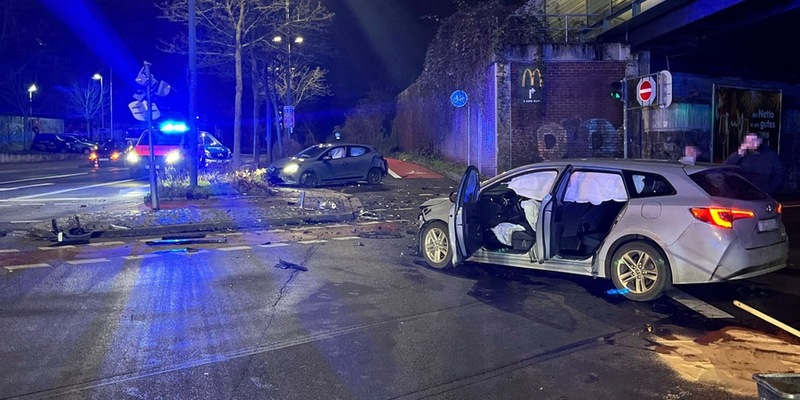 POL-NE: Fahrzeugrennen fordert drei Verletzte - Ermittler suchen schwarzes Pizzataxi - Foto: presseportal.de