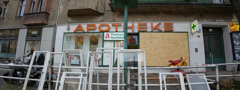 Diese Apotheke wurde teils zerstört. - Foto: Joerg Carstensen/dpa