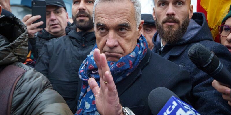 Will die Annullierung der Präsidentenwahl in Rumänien nicht hinnehmen: Calin Georgescu (Archivbild). - Foto: Vadim Ghirda/AP/dpa