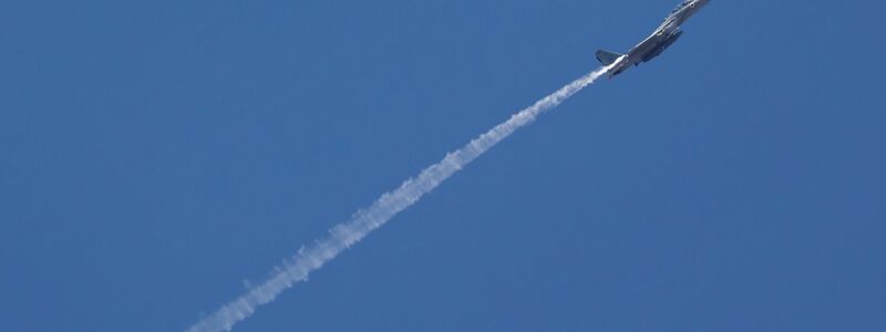 Ein israelischer Kampfjet von einem Luftwaffenstützpunkt in Zentralisrael aus gesehen. (Symbolbild) - Foto: Gil Cohen Magen/XinHua/dpa