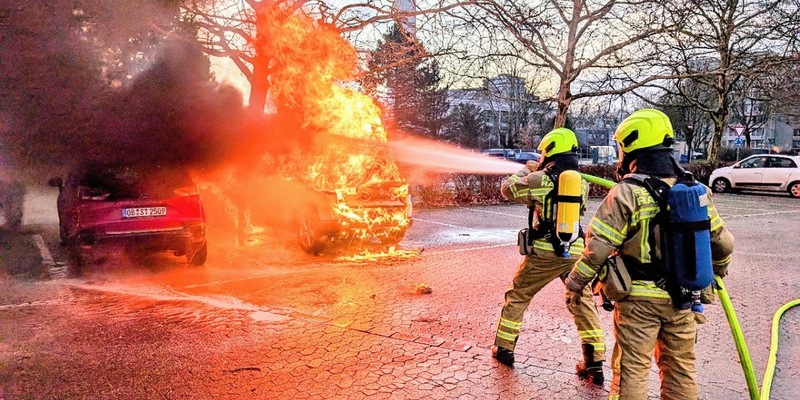 FW Ratingen: Brennender PKW und eine Person im Wasser - Feuerwehr Ratingen im Einsatz - Foto: presseportal.de