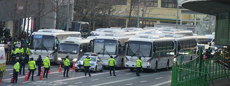 Gegner und Anhänger Yoons demonstrieren seit Tagen auf den Straßen.  - Foto: Lee Jin-man/AP/dpa