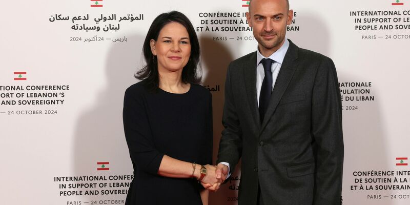 Vier Wochen nach dem Umsturz in Syrien wollen die deutsche Außenministerin und ihr französischer Kollege mit ihrem Besuch ein Zeichen setzen. - Foto: Alain Jocard/AFP Pool via AP/dpa