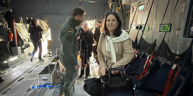 Unterwegs nach Syrien: Baerbock im Bundeswehr-Flugzeug. - Foto: Jörg Blank/dpa