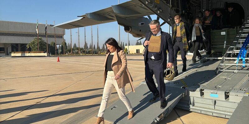 Ausgestreckte Hand nur für den männlichen Minister: Rebellenchef al-Scharaa.  - Foto: Jörg Blank/dpa