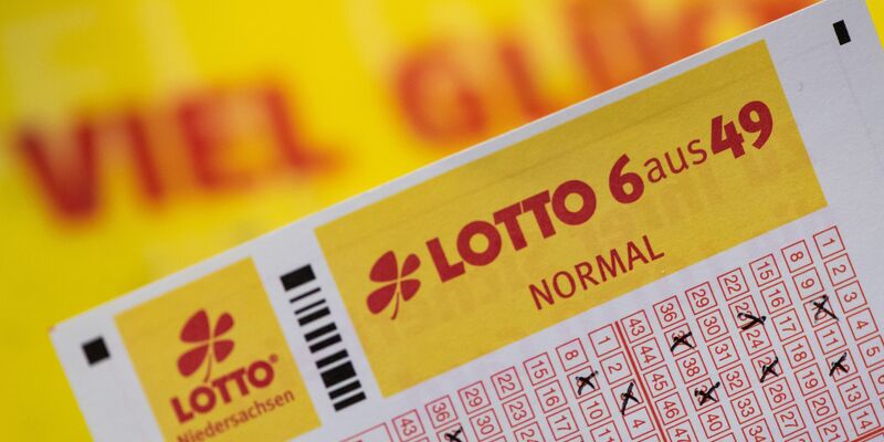 Viele Menschen spielen Lotto - im vergangenen Jahr lag der Einsatz bei mehr als 8,5 Milliarden Euro. (Archivbild) - Foto: Swen Pförtner/dpa